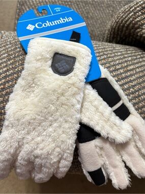 NWT… Columbia Plush Fleece Gloves in Ivory (size small)